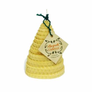Small basket candle rolled from beautiful 100% natural beeswax - delicious honey-like scent - Lekkerhoning.nl